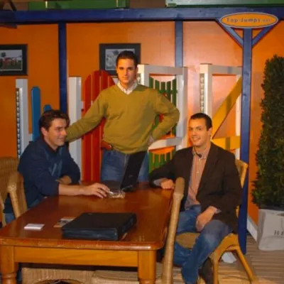 Drie mannen met springende hindernissen