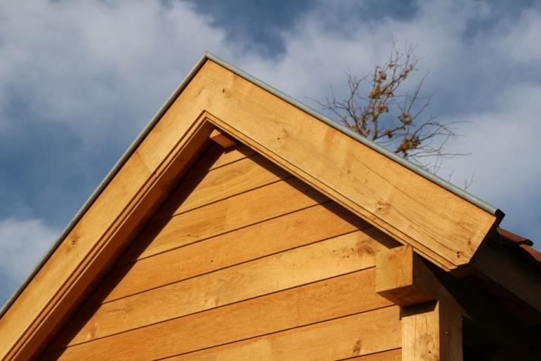 Een close-up van het dak van een houten schuilstal