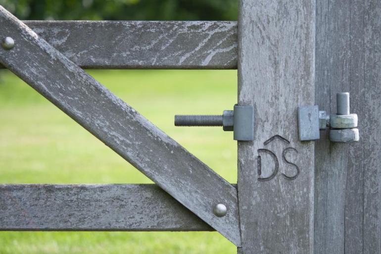 Details en beslag van een houten poort