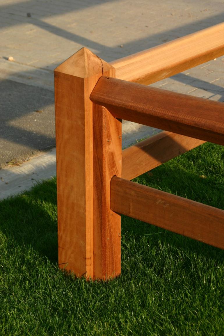 De hoekpaal van een houten omheining met 2 rails