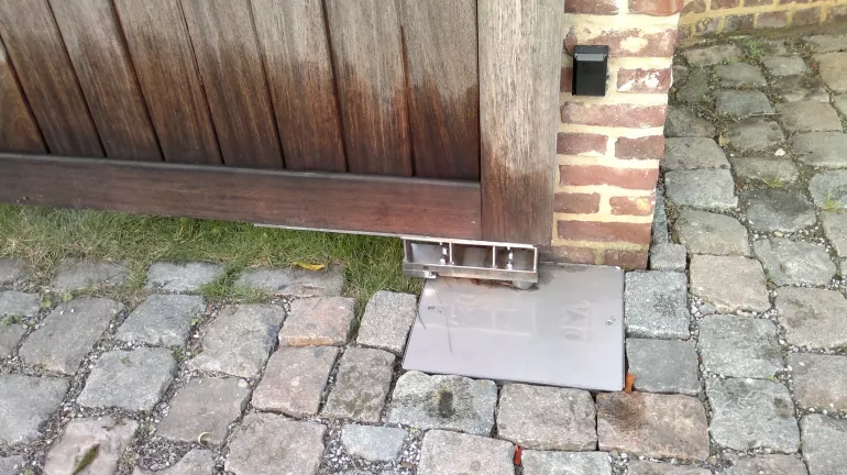 Een ondergronds automatiseringssysteem voor een houten schuifpoort