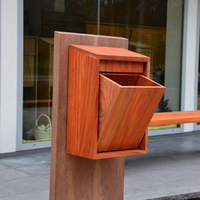 Een houten brievenbus met een modern ontwerp