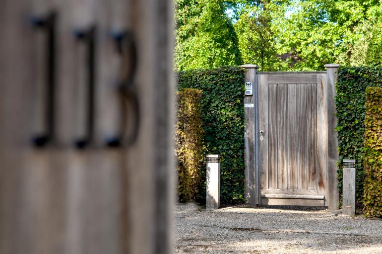 Une porte de jardin en bois avec un design moderne et un système d'interphone