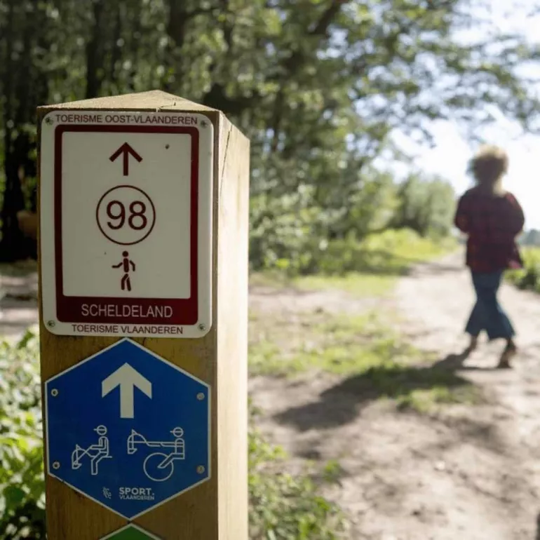 Houten paal aan wandelpad