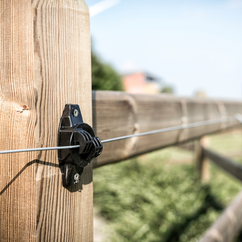Een close-up van een houten hek met een draad eraan.