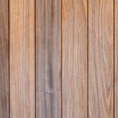 Planches verticales en bois de padouk juxtaposées