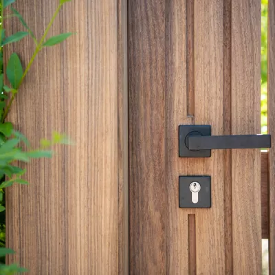 Handvat op een houten deur