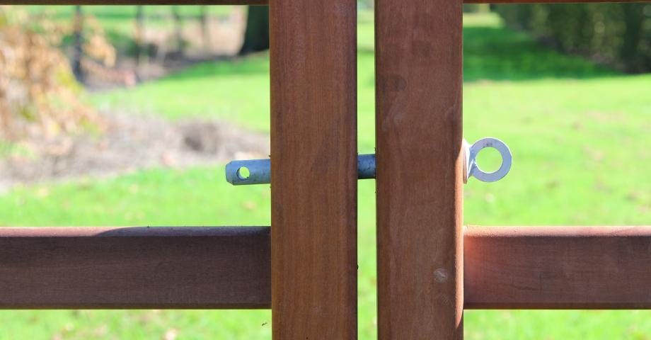 Anti-theft gate bolt between 2 wooden gates