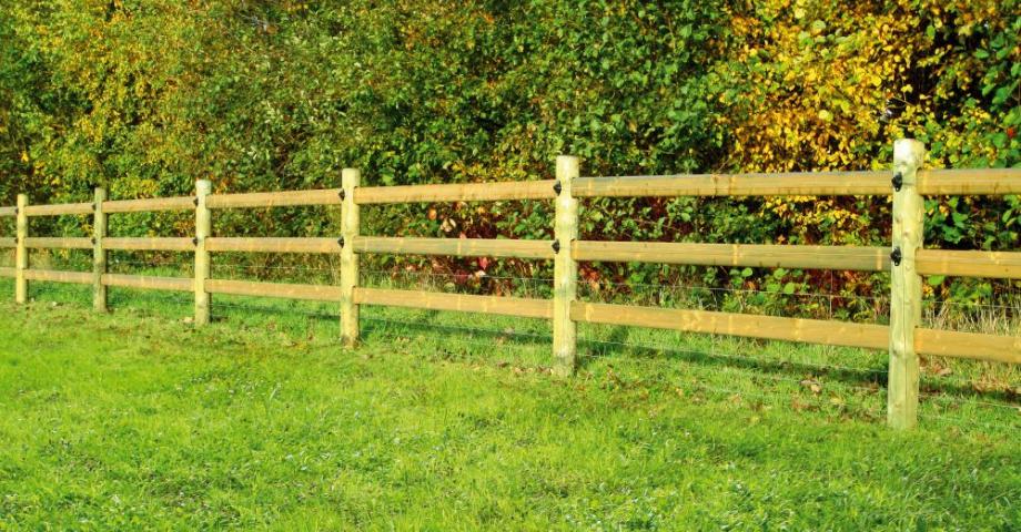 De Sutter Naturally | Wooden fences for meadows | Discover Massive: the typical round, robust post | Smooth, impregnated or creosoted wood 
