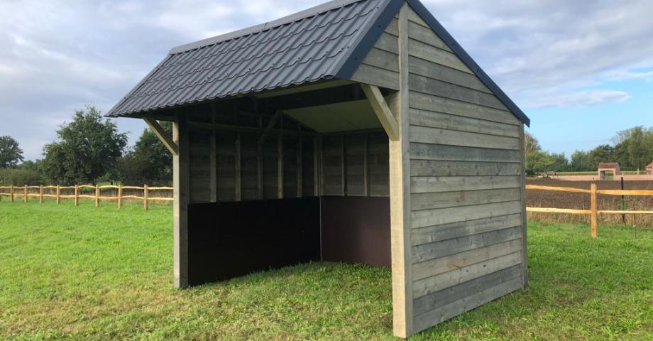 Wooden shelters for horses | discover the Single shelter: strong, safe and a visual asset for your property