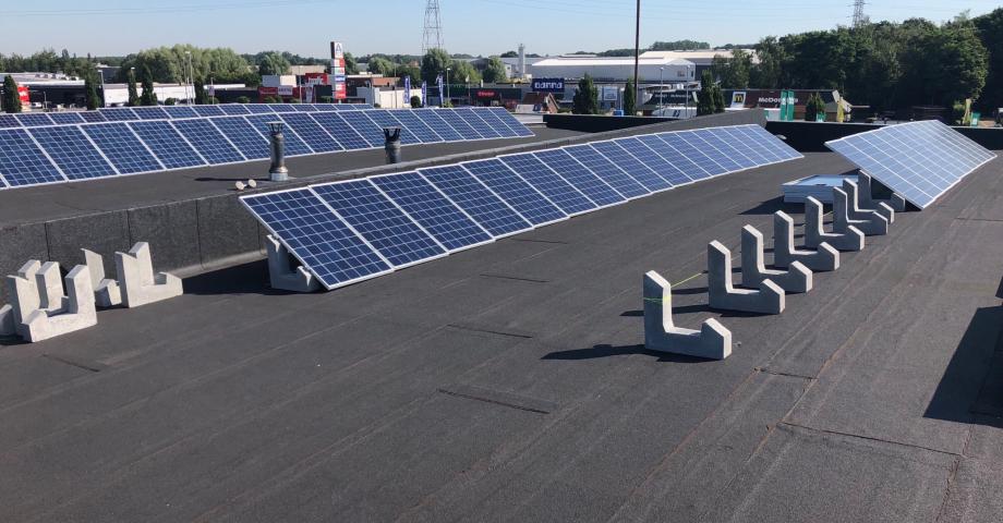 Solar pannels on the roof of a building