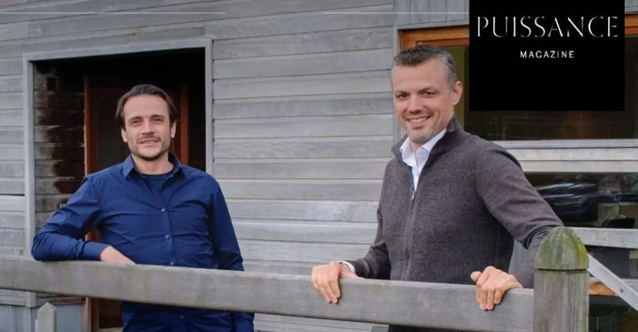 Deux hommes derrière une clôture en bois à deux barreaux