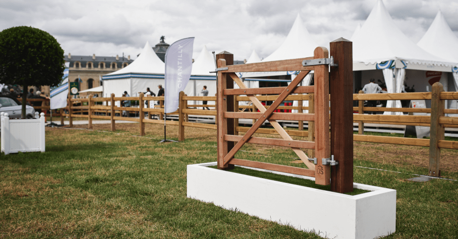 Mobiele houten omheiningen en houten poort voor weiden op het evenement We Ride the World