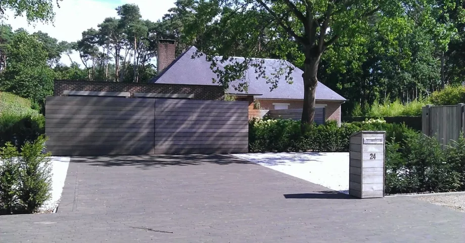 Un portail pivotant d'entrée en bois avec des planches horizontales et un design moderne. Une boîte aux lettres moderne en bois avec le numéro de la maison