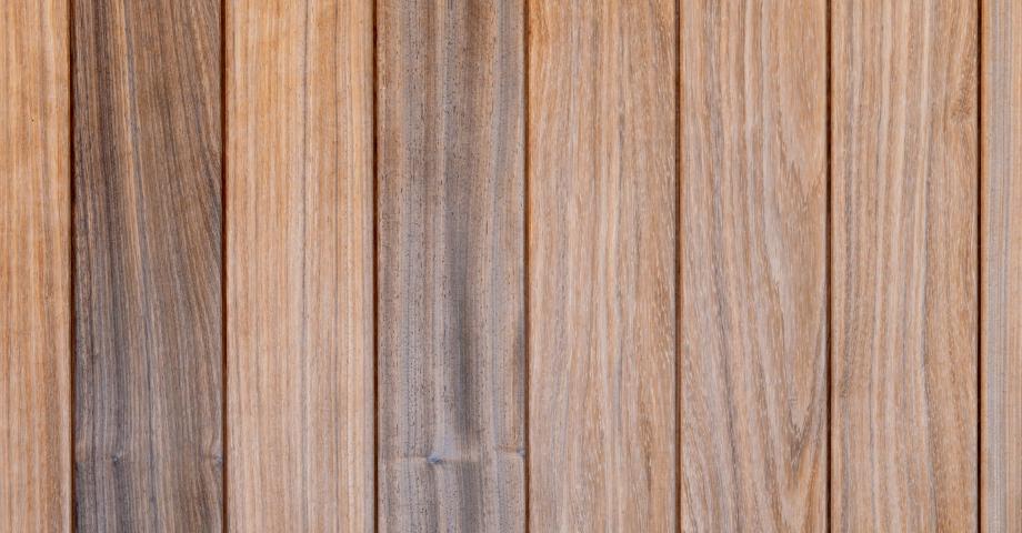 Planches verticales en bois de padouk juxtaposées