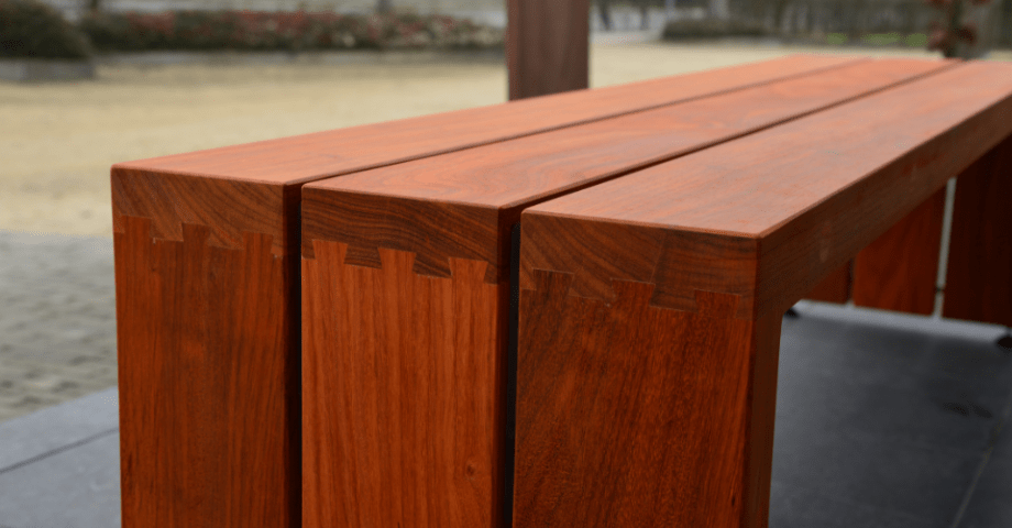 Een houten bank zonder rugleuning of armleuning