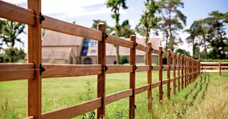 Clôture avec poteaux carrés affinés avec pointe-de-diamant