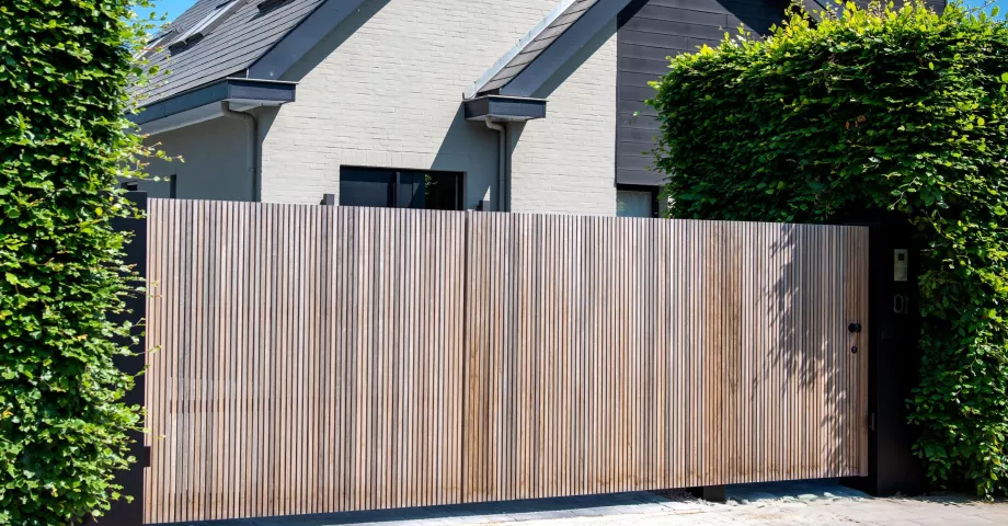 Houten draaipoort voor oprit