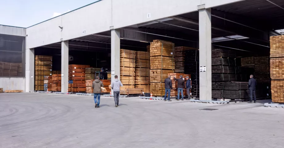 stockverkoop in kampenhout van houtenproducten
