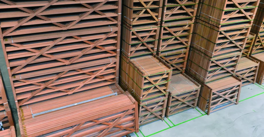 Een grote voorraad houten weidepoorten gemaakt van hardhout